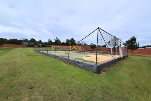 terreno-a-venda-em-condominio-com-quadra-de-esportes