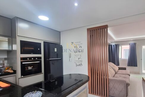 cozinha-americana-planejada-com-cooktop-e-coifa